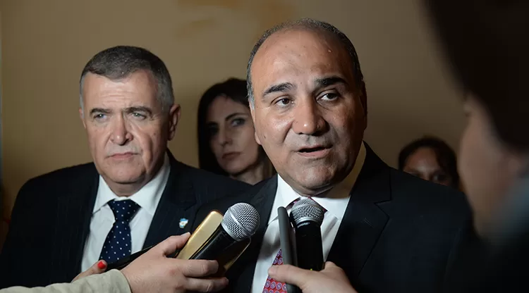 Manzur y el vicegobernador Osvaldo Jaldo, durante la conferencia de prensa. 