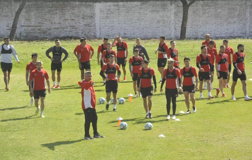 NO PARAN NI UN SEGUNDO. El plantel “santo” quiere seguir mejorando y trabaja en consecuencia. Ayer el plantel se entrenó por la mañana en el complejo “Natalio Mirkin”, pensando en el duelo con “Defe”. la gaceta / foto de ANTONIO FERRONI