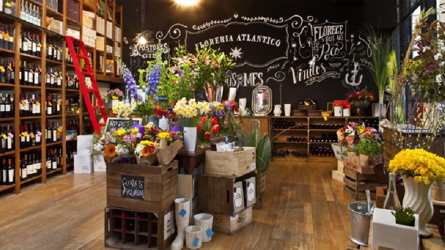 FLORERÍA. La planta baja, donde se venden flores y vinos de primera.