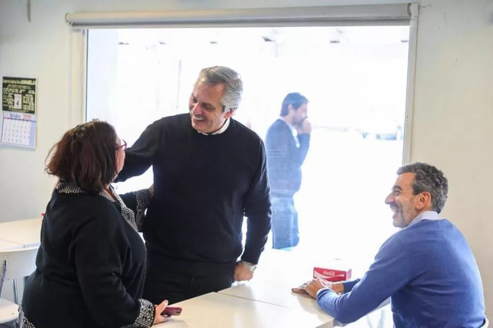 EN CARMEN DE ARECO. Fernández y Randazzo hicieron una parada. télam