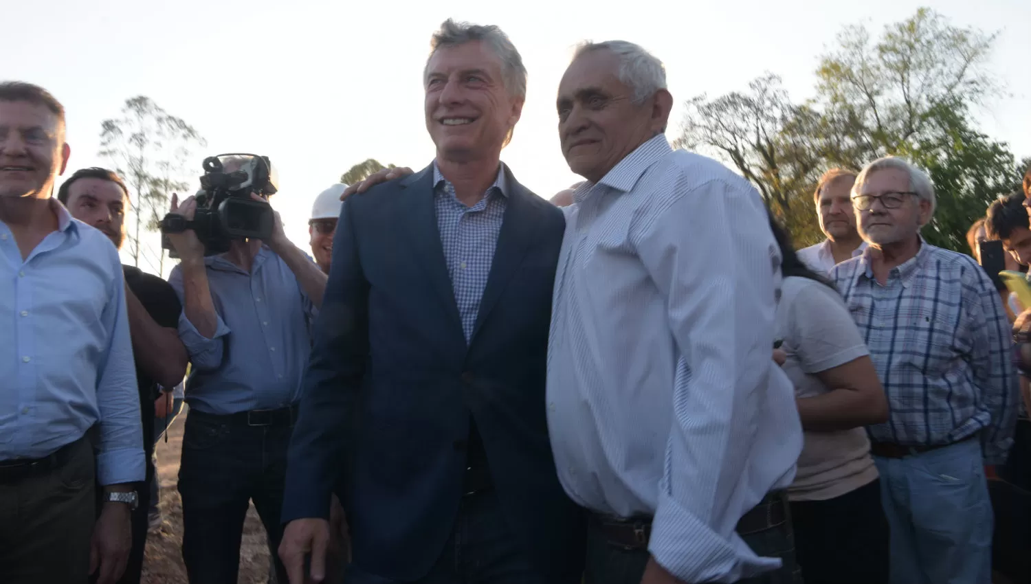 NO SE VE. Apenas Macri bajó del avión se abrochó los botones del saco y la faja quedó oculta.