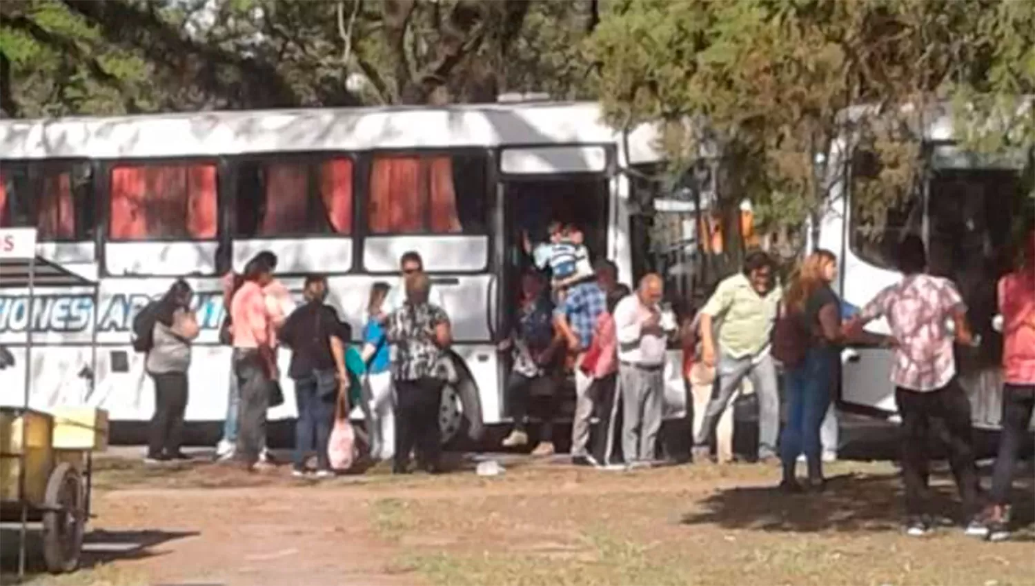 Más de 15 colectivos movilizaron a militantes macristas al acto en la plaza