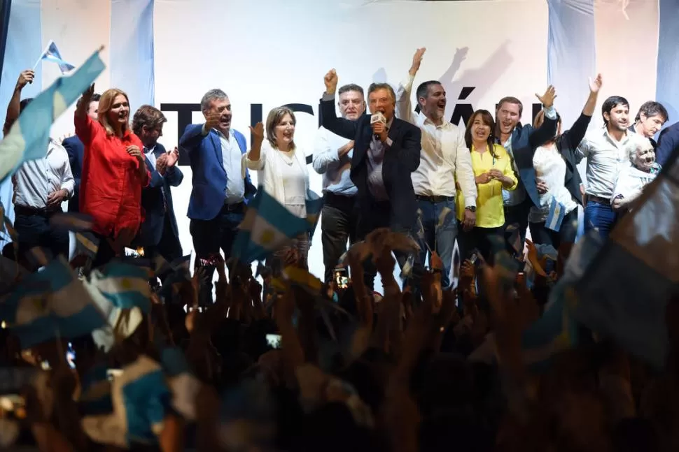 ARENGA MACRISTA. El Presidente, rodeado por dirigentes de su espacio, lidera el acto central de la marcha de “sí, se puede” en la plaza Independencia. la gaceta / foto de diego aráoz