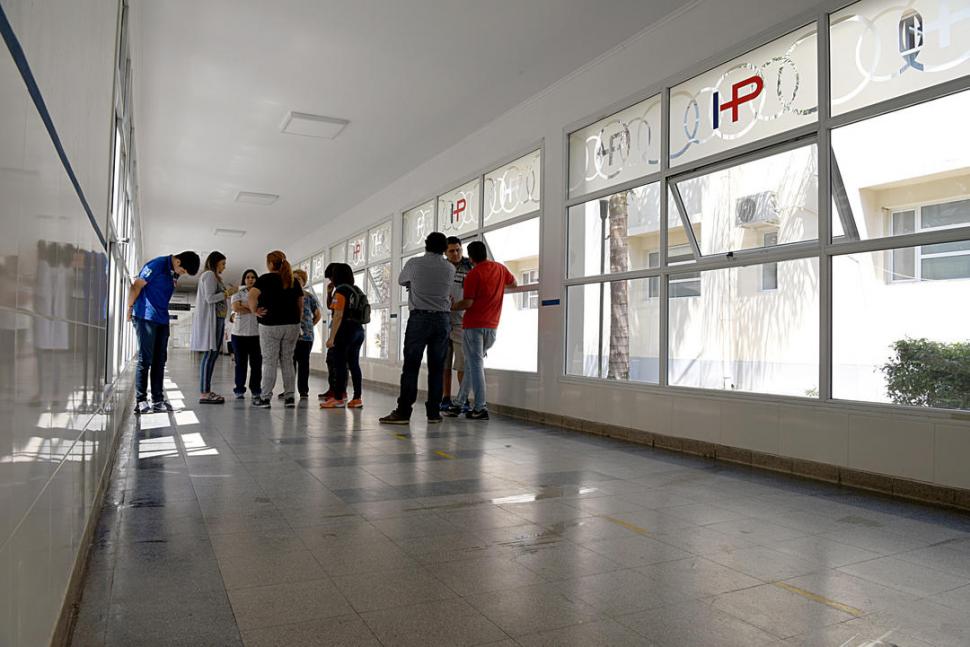 EN EL HOSPITAL PADILLA. Los familiares siguen la evolución de Héctor Segura, quien permanece internado. la gaceta / Fotos de José Nuno