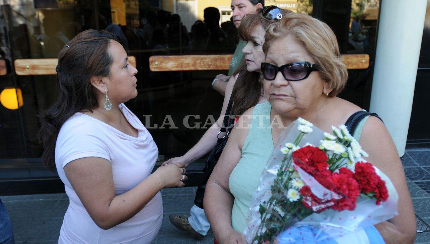 SU ETAPA BUSSISTA. Con un ramo de flores y anteojos negros, Ledesma le dio el pésamea los hermanos Bussi.