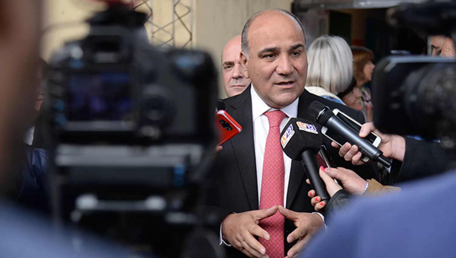 El gobernador Manzur, en conferencia de prensa.