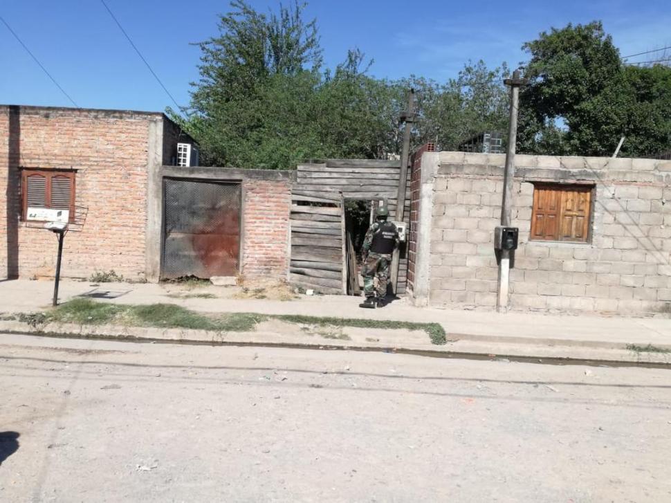 CUSTODIA. Un gendarme observa el trabajo en el interior de una vivienda. credito