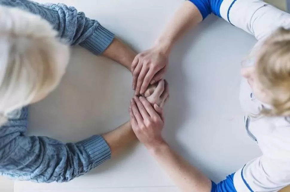 ESCUCHAR. Hace falta abordaje en equipo, consciente del derecho del paciente a participar en las decisiones. 