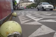 Aparecieron rotos los bolardos frente a la Casa de Gobierno