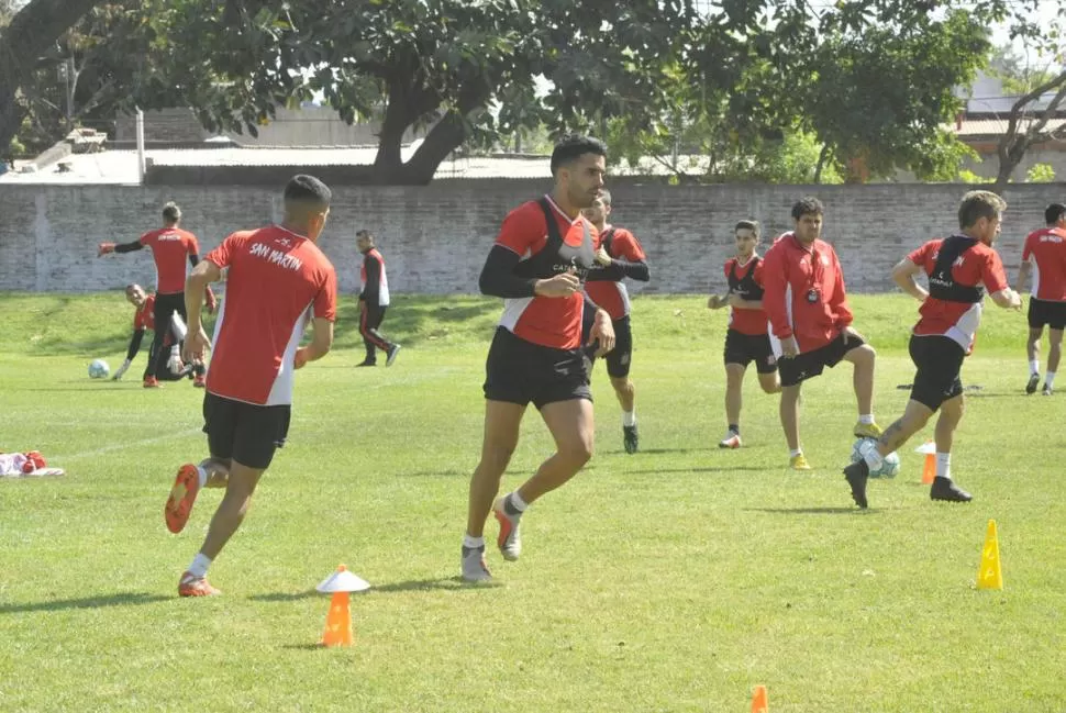 IDEA. Barrios (de frente, corriendo) considera que el trámite ante Quilmes puede ser parecido al de Tigre. “Debemos aprovechar los espacios que nos dejen”, dijo. la gaceta / fotod e ANTONIO FERRONI