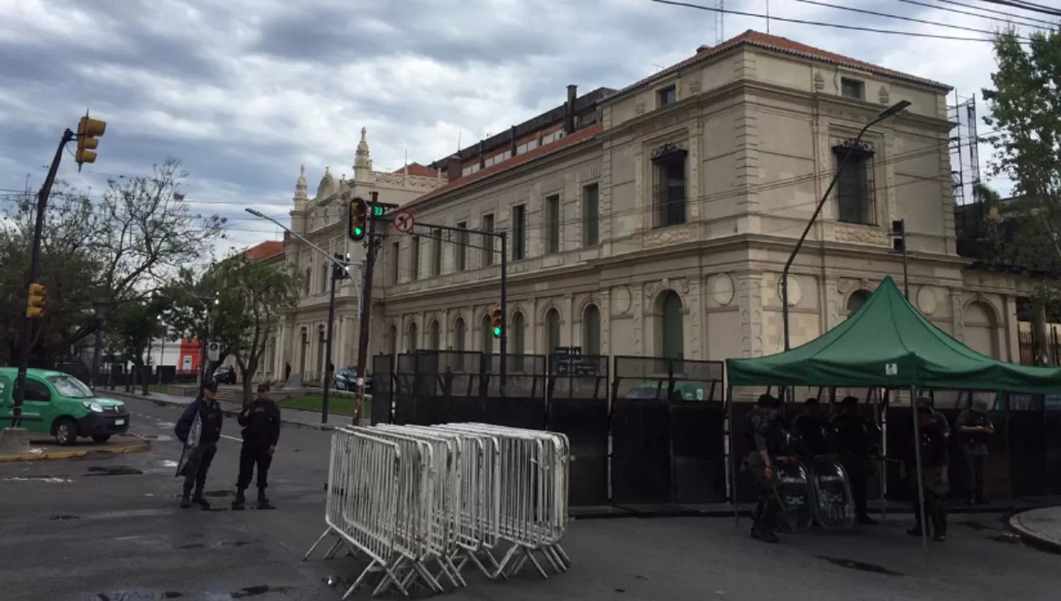 MUCHA SEGURIDAD. El Paraninfo de la Universidad Nacional del Litoral amaneció con presencia policial y se espera un fuerte operativo durante el resto del día. 