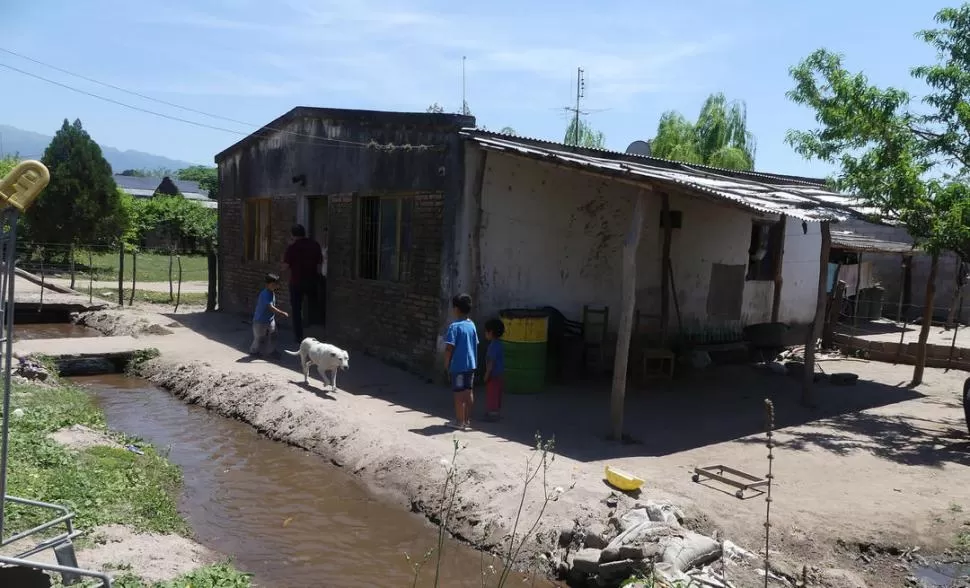 COMO SI FUERA UN FANTASMA. En esta vivienda, Vera atacó a su familia hace 12 años. Vecinos de Los Pizarro aseguran que el prófugo aparece por la zona. la gaceta / fotos de Osvaldo Ripoll