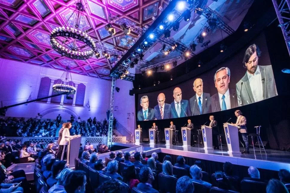 EL HISTÓRICO RECINTO SANTAFESINO. Allí donde se juró la Constitución de 1994, los candidatos a presidente le hablaron a los argentinos para pedirles que los voten el 27. El sistema de debate fue lo más discutido anoche. 