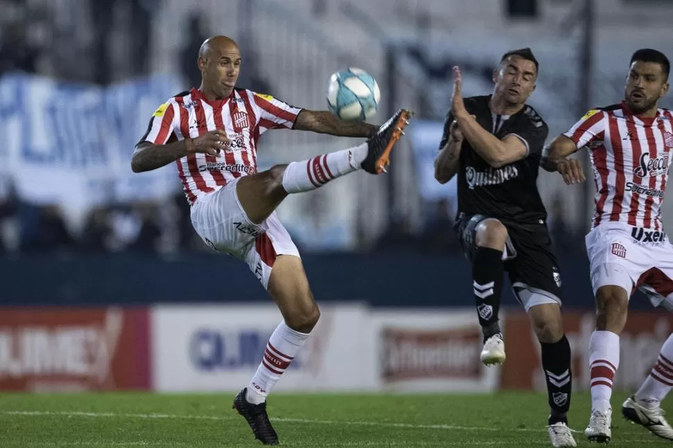 FIRME EN EL MEDIO. Los delanteros se llevaron los flashes pero en la mitad de cancha, Mercier marcó y contuvo a todo el frente de ataque de Quilmes.  foto de matías nápoli escalero (especial para la gaceta)