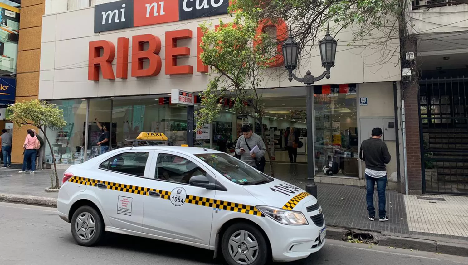 Los empleados de la sucursal de la calle 25 de Mayo esperan una solución. 