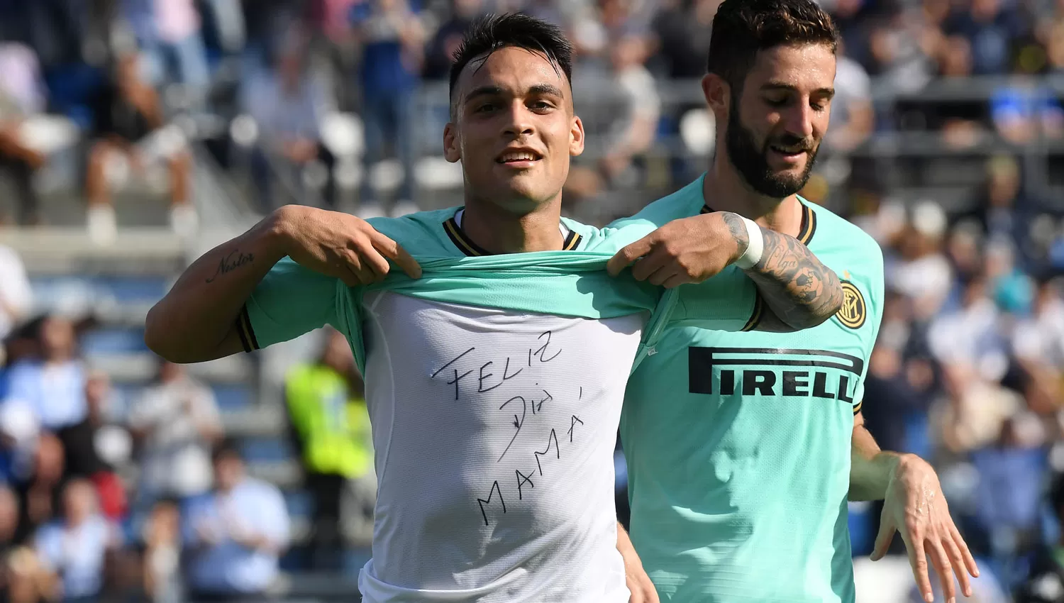 DEDICADOS. Martínez le regaló a su mamá los goles conseguidos hoy en cancha de Sassuolo.