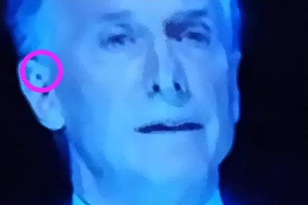 En las redes surgió una duda: ¿Macri usó un auricular en el debate?