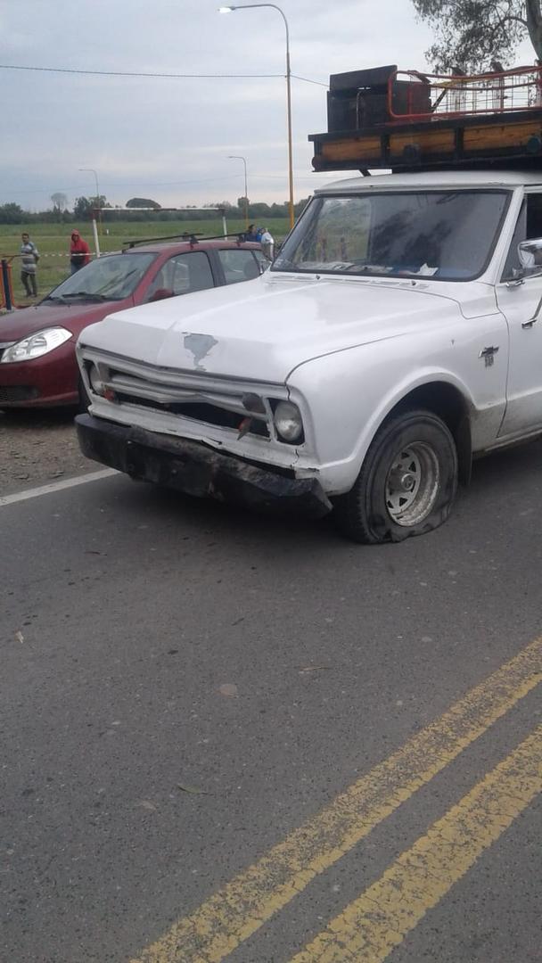 EN LA RUTA. Dos camionetas participaron de manera directa en el accidente mortal. 