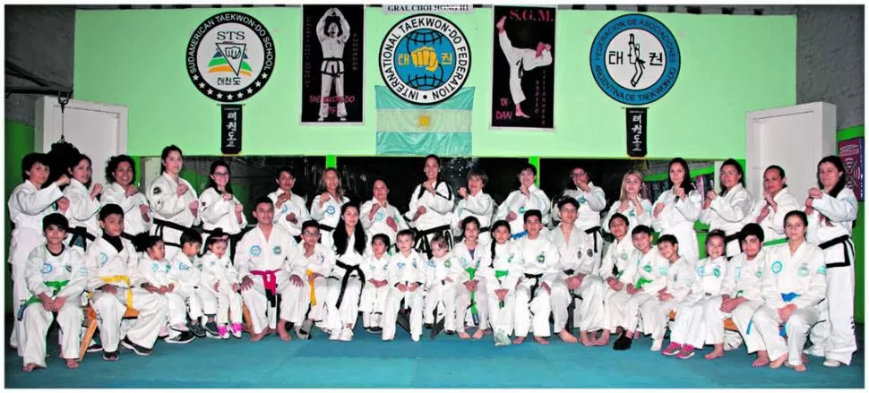 FUNDARTE. Micaela y Antonella, hijas de Alejandra; Alina, hija de Mariela (camiseta uno). 