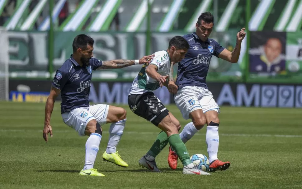 MARCA Y JUEGA. Monzón roba la pelota con la ayuda de Ariel Rojas. El lateral izquierdo defendió bien y, sobre el final, le dio el triunfo a Atlético con su tiro libre. foto de Marcelo endelli ( especial para la gaceta)