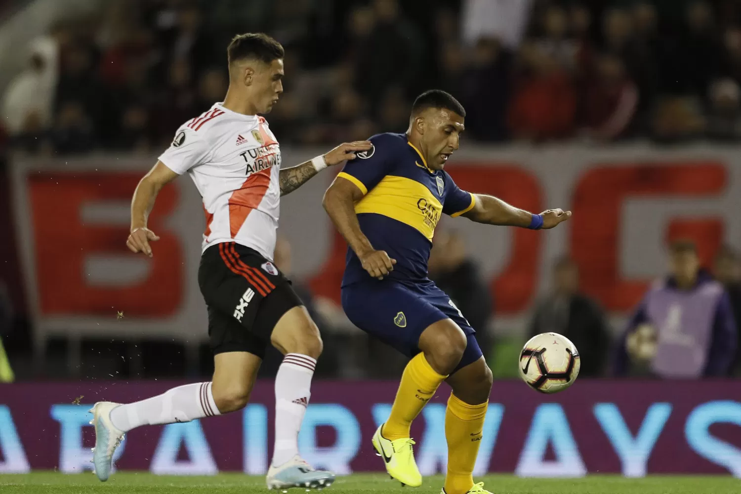 En el superclásico anterior, Martínez Quarta le ganó el duelo a Wanchope. (FOTO TOMADA DE Twitter @BocaJrsOficial)