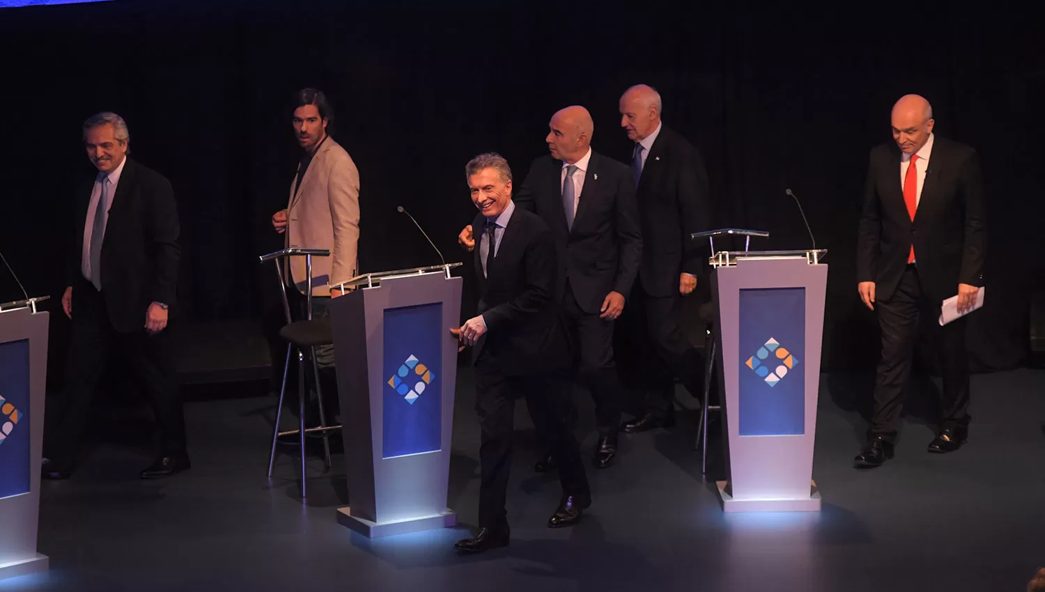 Los candidatos, más relajados, luego de que finalizara el debate. TÉLAM