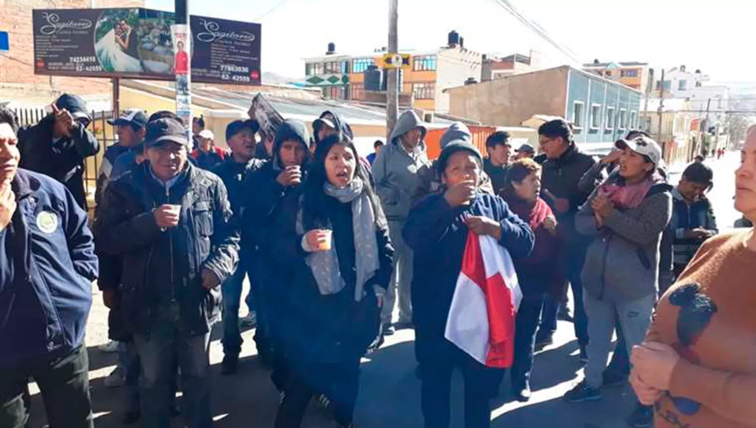 Un grupo de ciudadanos se reune frente a la sede del tribunal electoral.