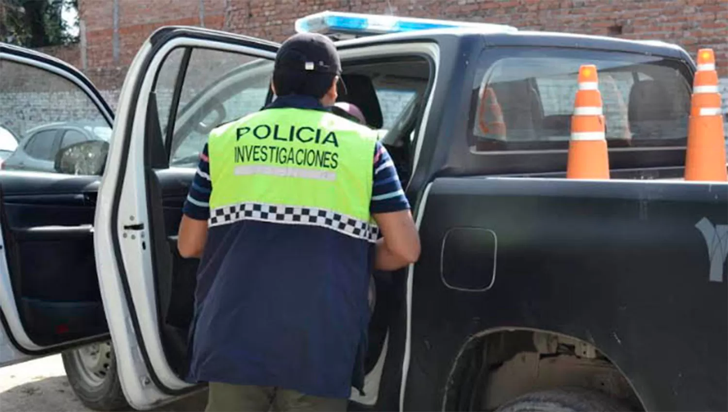 Sorprenden a un policía con casi $ 200.000 y 86 tarjetas de crédito y débito