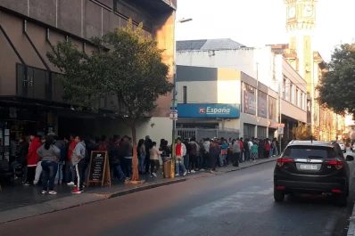 Pasaron la noche en la calle para cobrar un subsidio que había sido suspendido