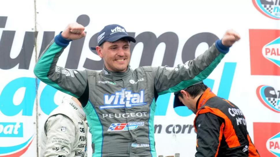 PUÑO CERRADO. Di Palma festeja en el podio santafesino.  