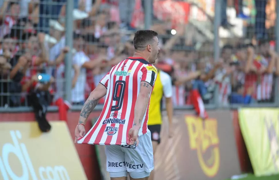 ABRIÓ (Y CERRÓ) LA VICTORIA. Pons celebra el primer tanto de ayer ante Atlético de Rafaela. El goleador estalló de alegría y mostró su espalda donde, al igual que sus compañeros, tenía el nombre de su madre. 