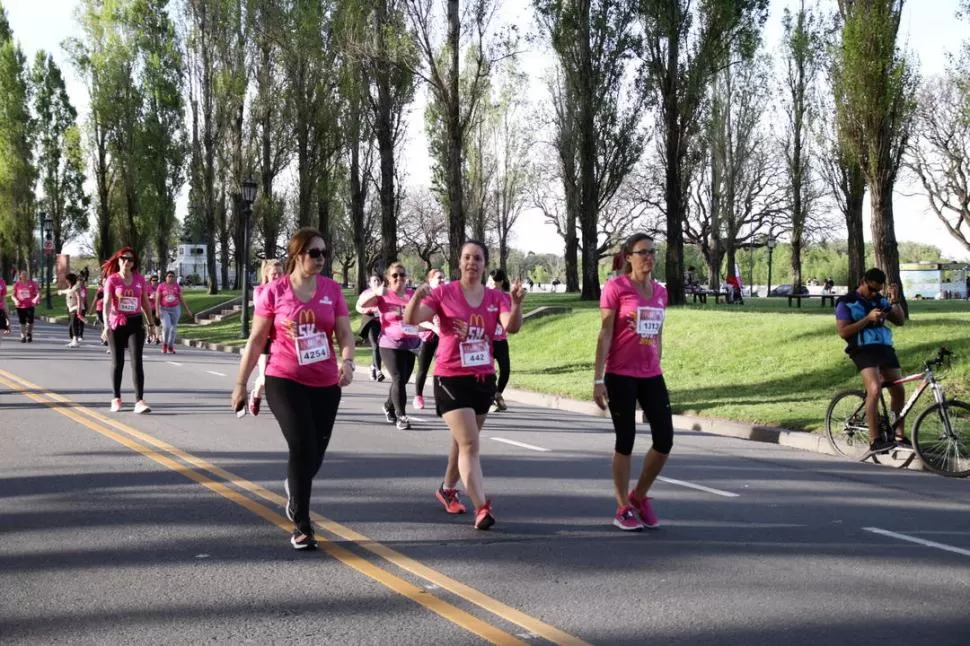 “LAS MUJERES CORREMOS”. Un momento de la maratón realizada en la ciudad de Buenos Aires, organizada por la empresa McDonald’s. 
