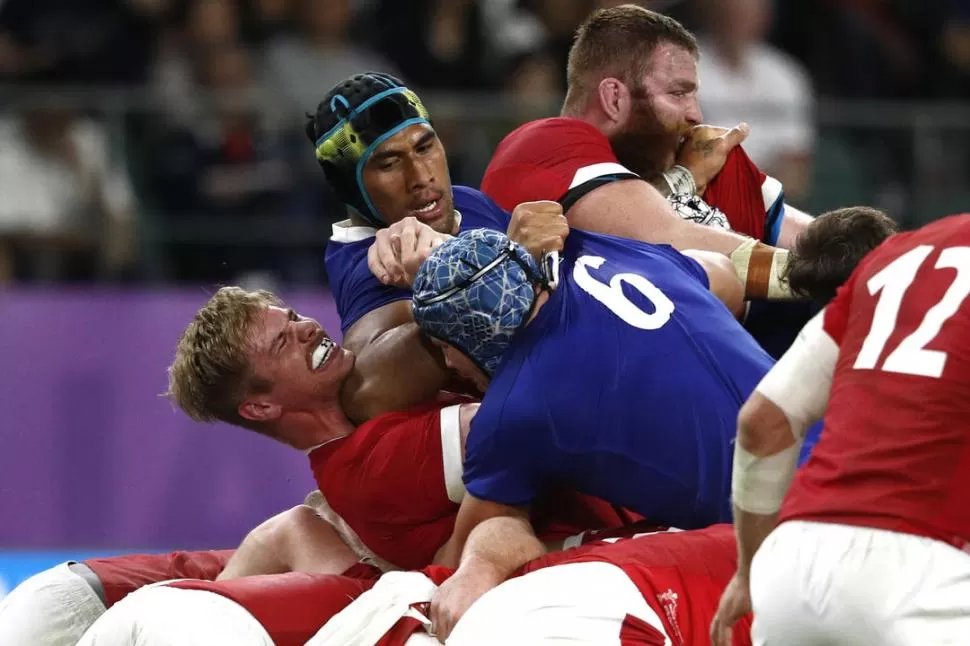 JUGADA CLAVE. Vahaamahina le pegó un codazo a Wainwraight en un maul y fue expulsado. Gales aprovechó la ventaja numérica para dar vuelta un partido que le era desfavorable y derrotó a Francia, 20-19. 