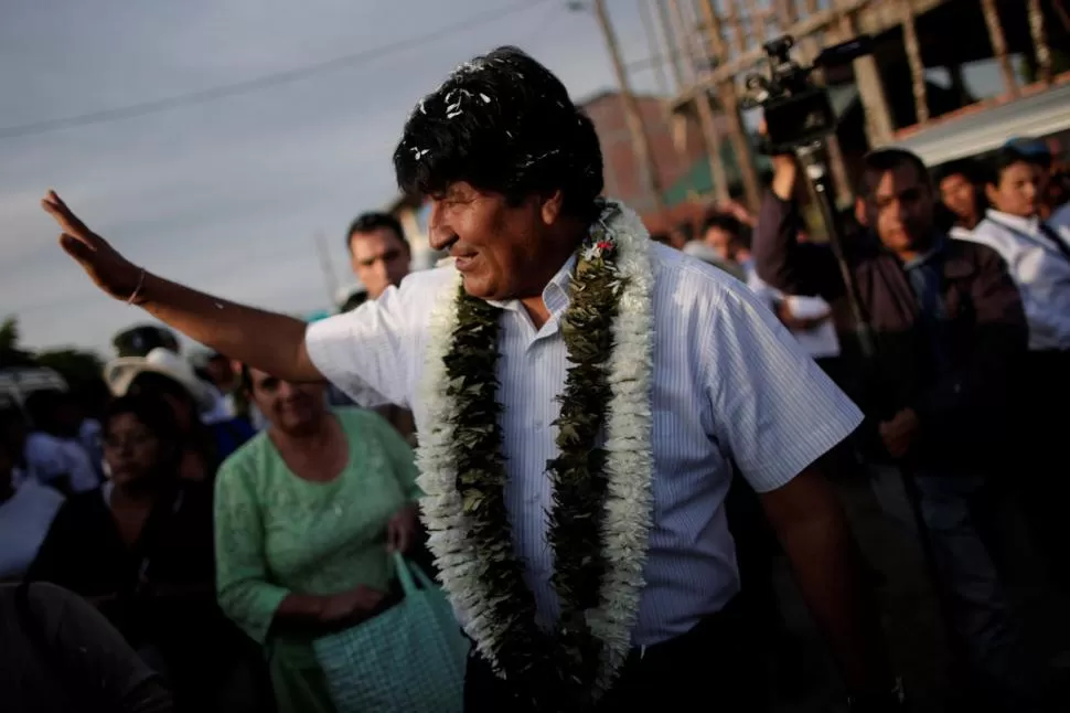 HISTÓRICOS. Los comicios que definen el futuro de Bolivia se desarrollaron con pocos incidentes y general tranquilidad, según el Tribunal Electoral.  