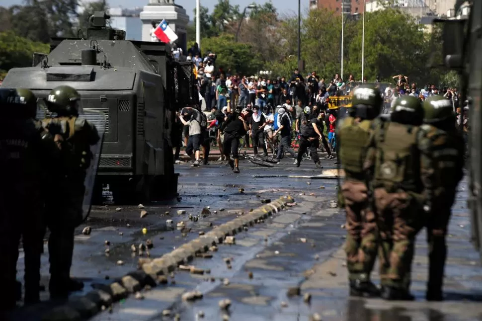 REBELIÓN. La suba del transporte desató una ola de indignación en Chile. 