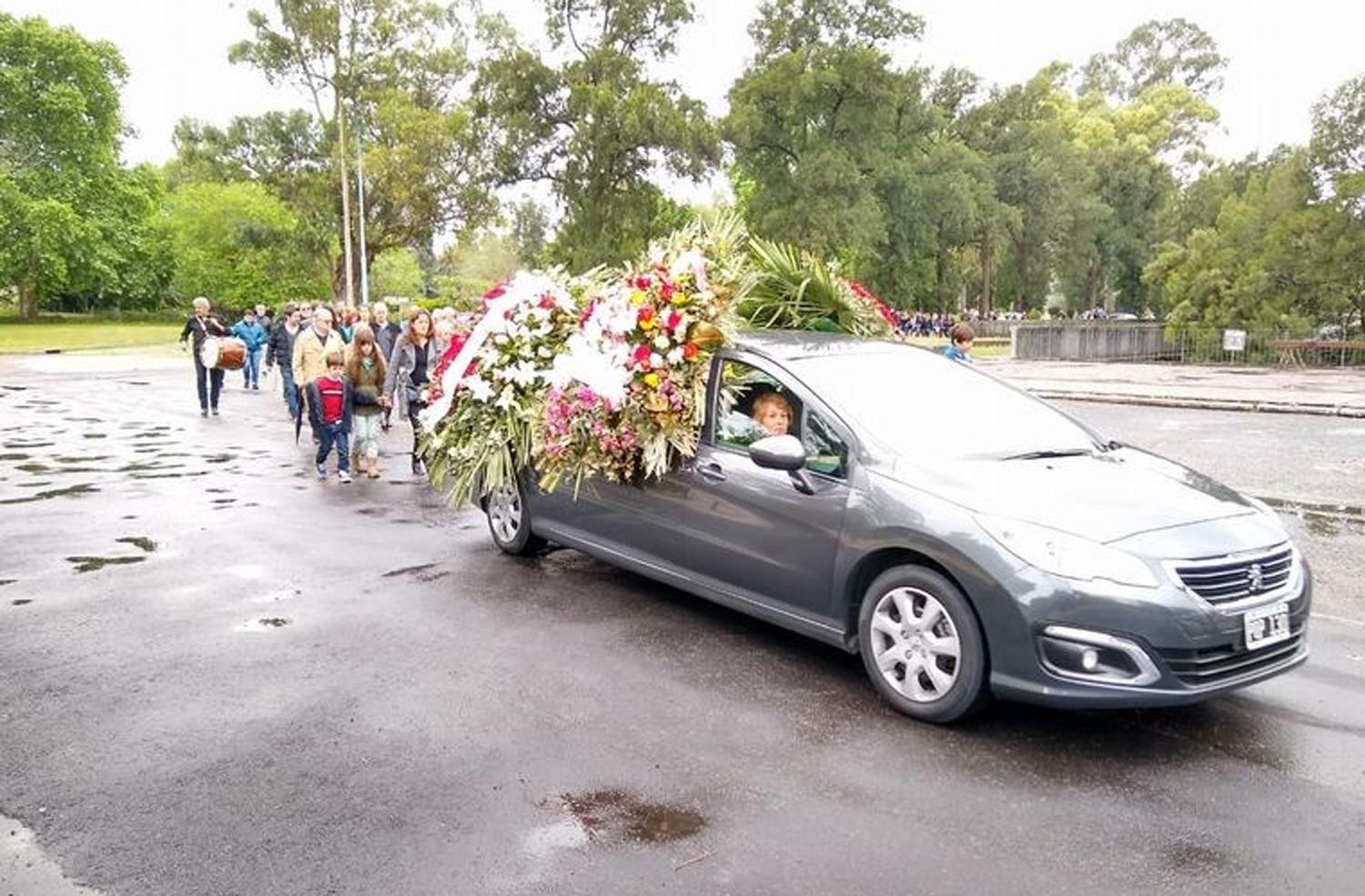 EN EL CEMENTERIO. Música y danza en el último adiós al cantante.