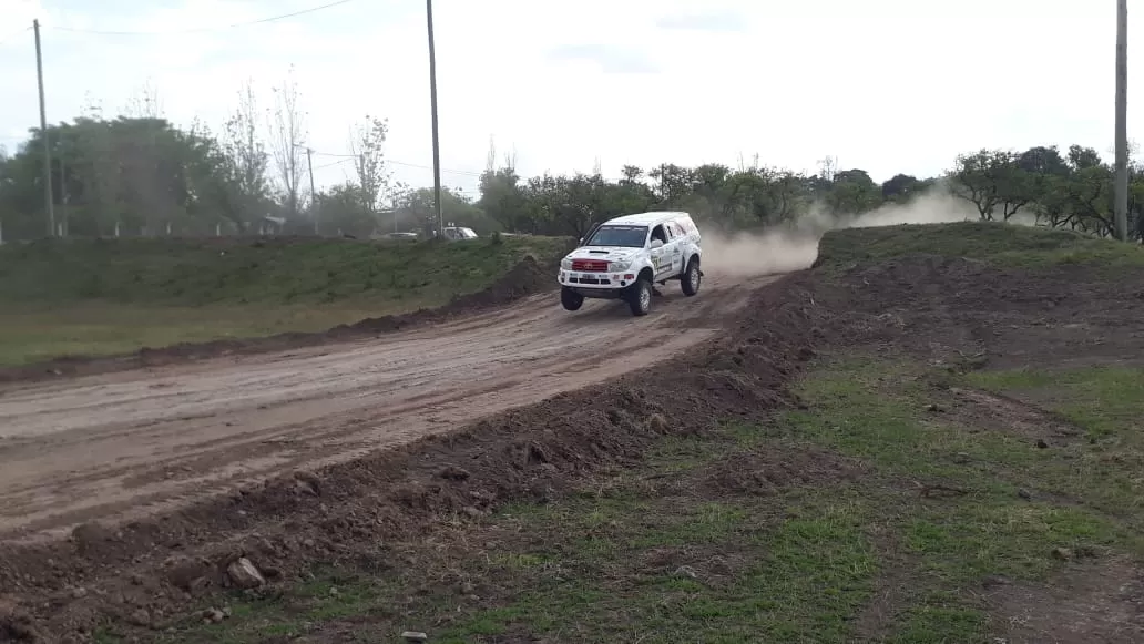 DE PRUEBAS. La Toyota SW4 de Rodolfo Bollero -dueño del predio- acelera en el llamado “Horacio Bollero Race Park”. foto MOTORPLUS TUCUMAN 