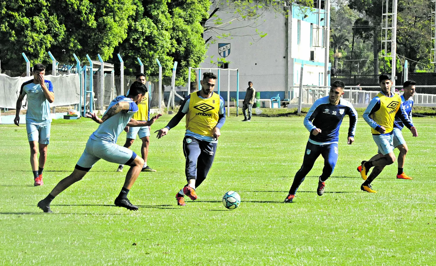 CON LAS MANOS Y LOS PIES. Sánchez aparece como un jugador de campo, durante un momento informal de la práctica. El arquero de Atlético suplió a Lucchetti de buena manera y evitó varios goles.