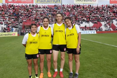 Mujeres en el fútbol: el trabajo de las alcanzapelotas de San Martín