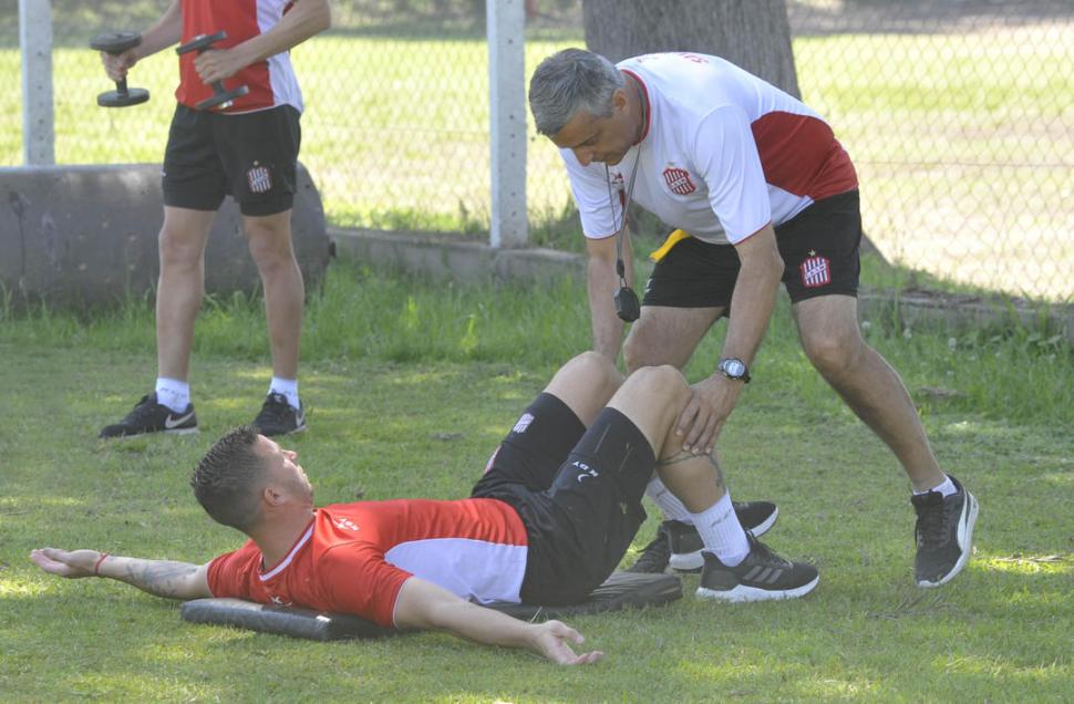 CUIDAN AL GOLEADOR. El “profe” Ricardo Somma ayuda en la elongación a Luciano Pons, la carta de triunfo “santa”.   