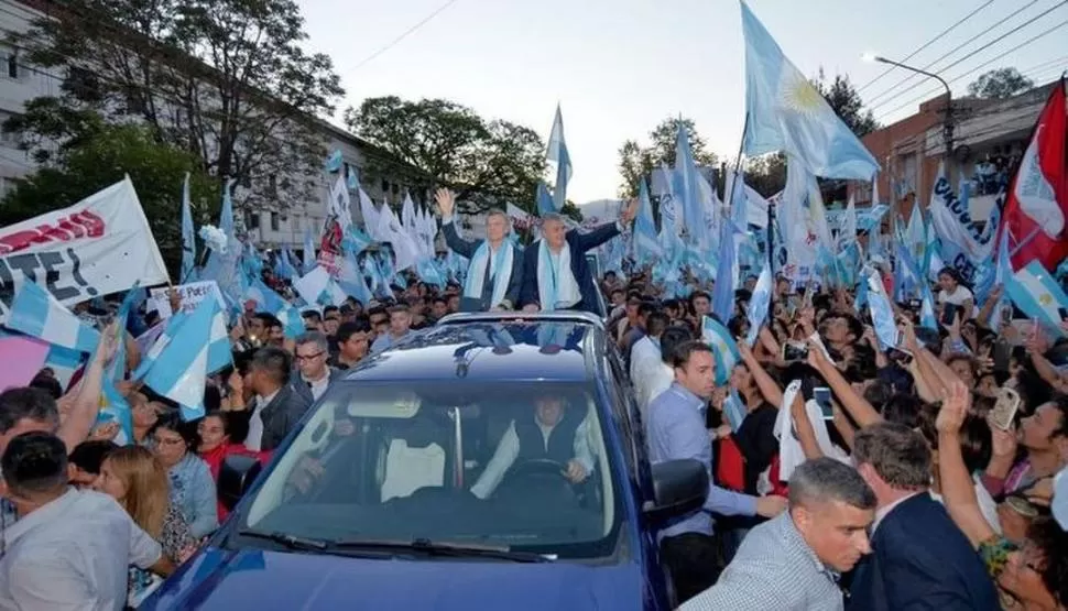 EN CARAVANA POR CALLES DE JUJUY. Macri, acompañado por Gerardo Morales, recorrió el centro y luego reiteró que va a arreglar los problemas del país. tribuno de jujuy