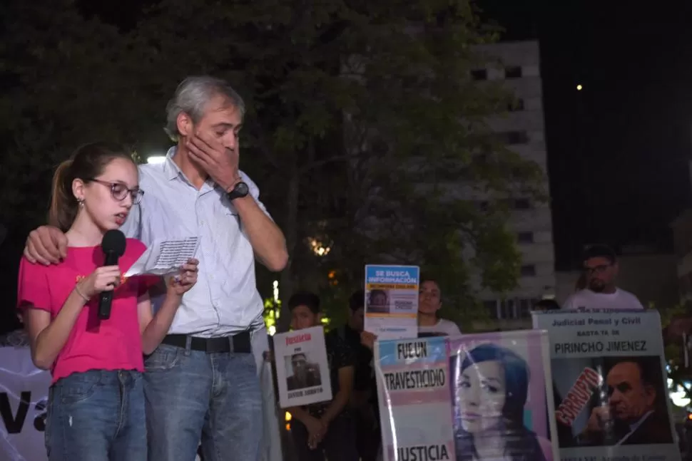 MOMENTO. Villegas escucha a su hija, Sara, leer un cuento de Valentín.