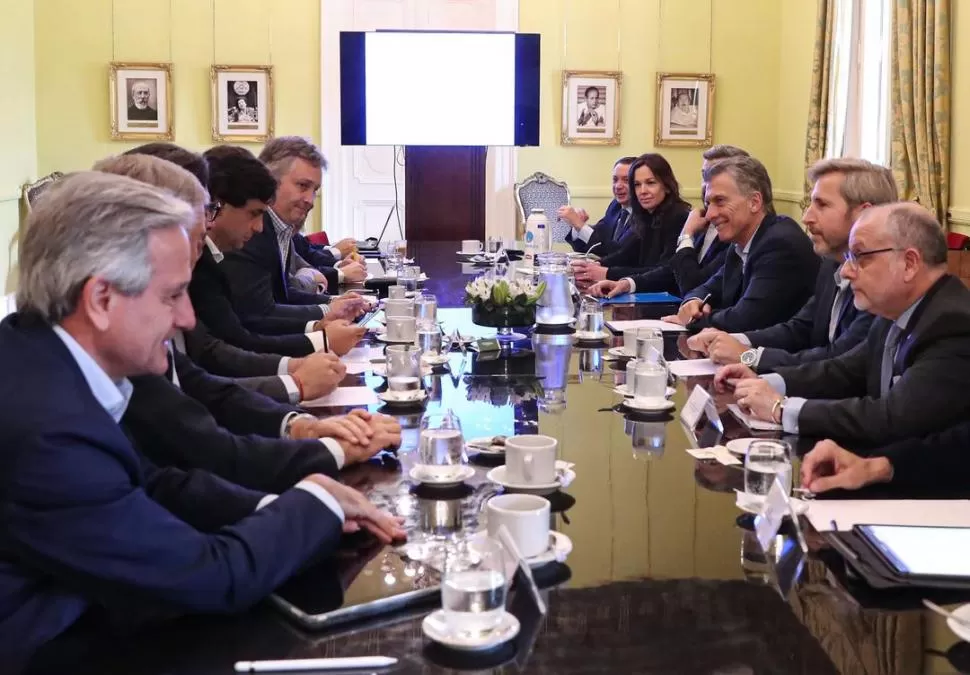 DISTENDIDOS Y OPTIMISTAS. El Presidente y sus ministros hablaron de la campaña y del informe de Lacunza. telam