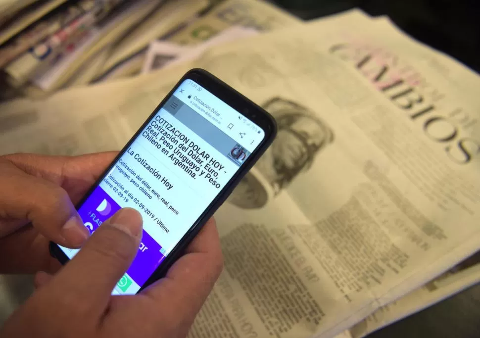 ANSIEDAD. La tendencia compradora de la divisa de Estados Unidos se acentúa a medida que se acerca la fecha de las elecciones presidenciales. la gaceta / foto de franco vera (archivo)