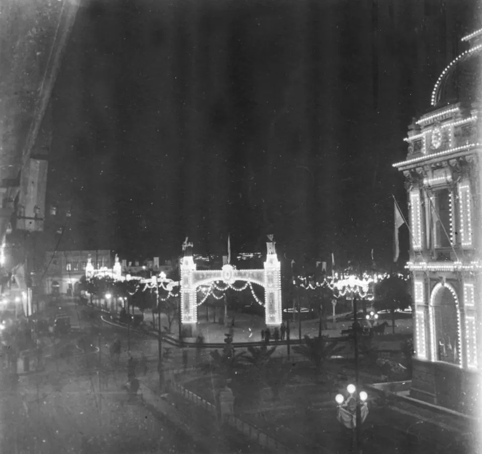 LA PLAZA INDEPENDENCIA. Toda iluminada, en los días del Centenario 
