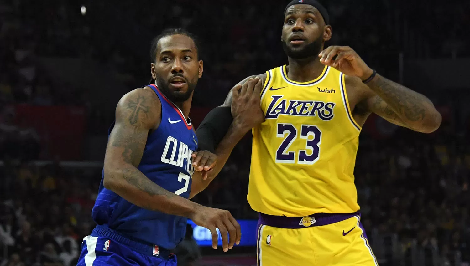 Kahwi Leonard le ganó el duelo a LeBron James en el clásico de Los Ángeles. (Reuters)