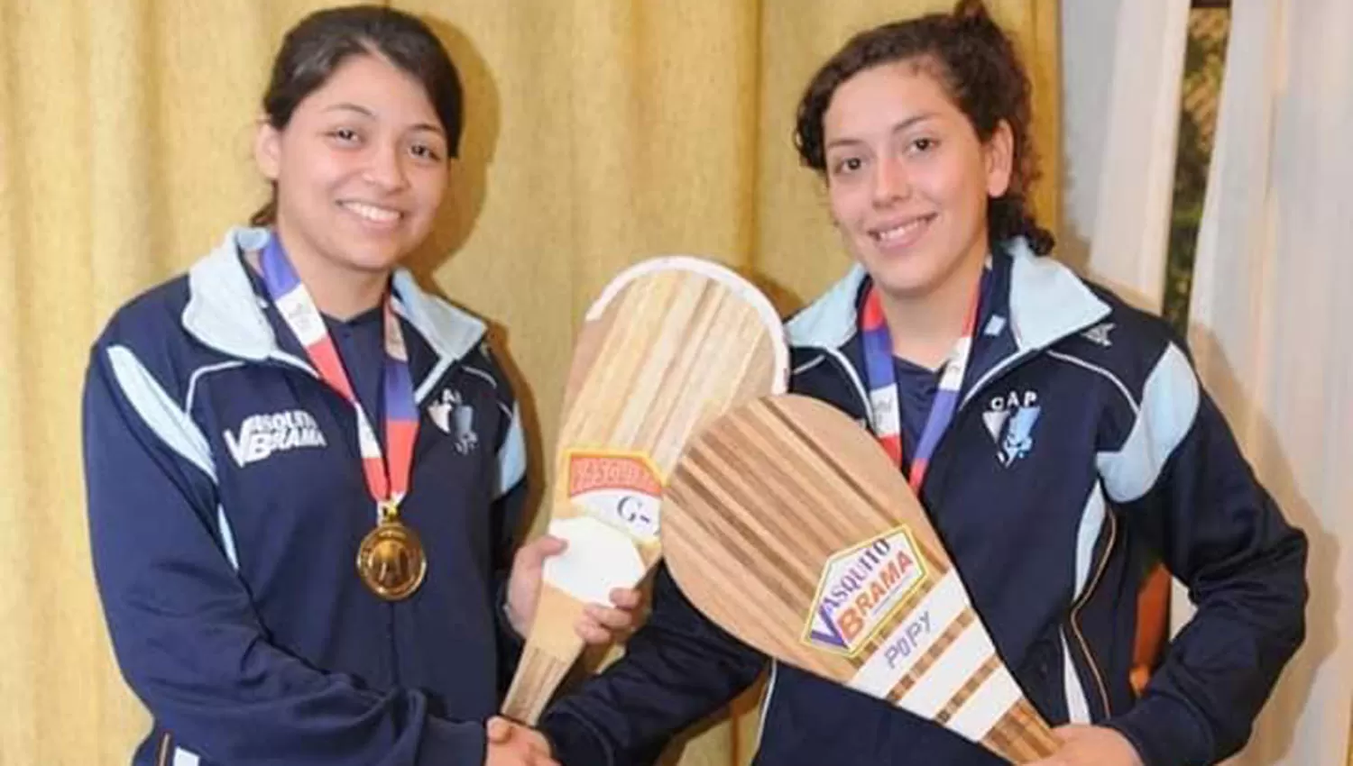 Las Soledad Frías García y Cynthia Pinto, integrantes del equipo nacional de pelota. (FOTO TOMADA DE Facebook Jorge Osvaldo Nieva).