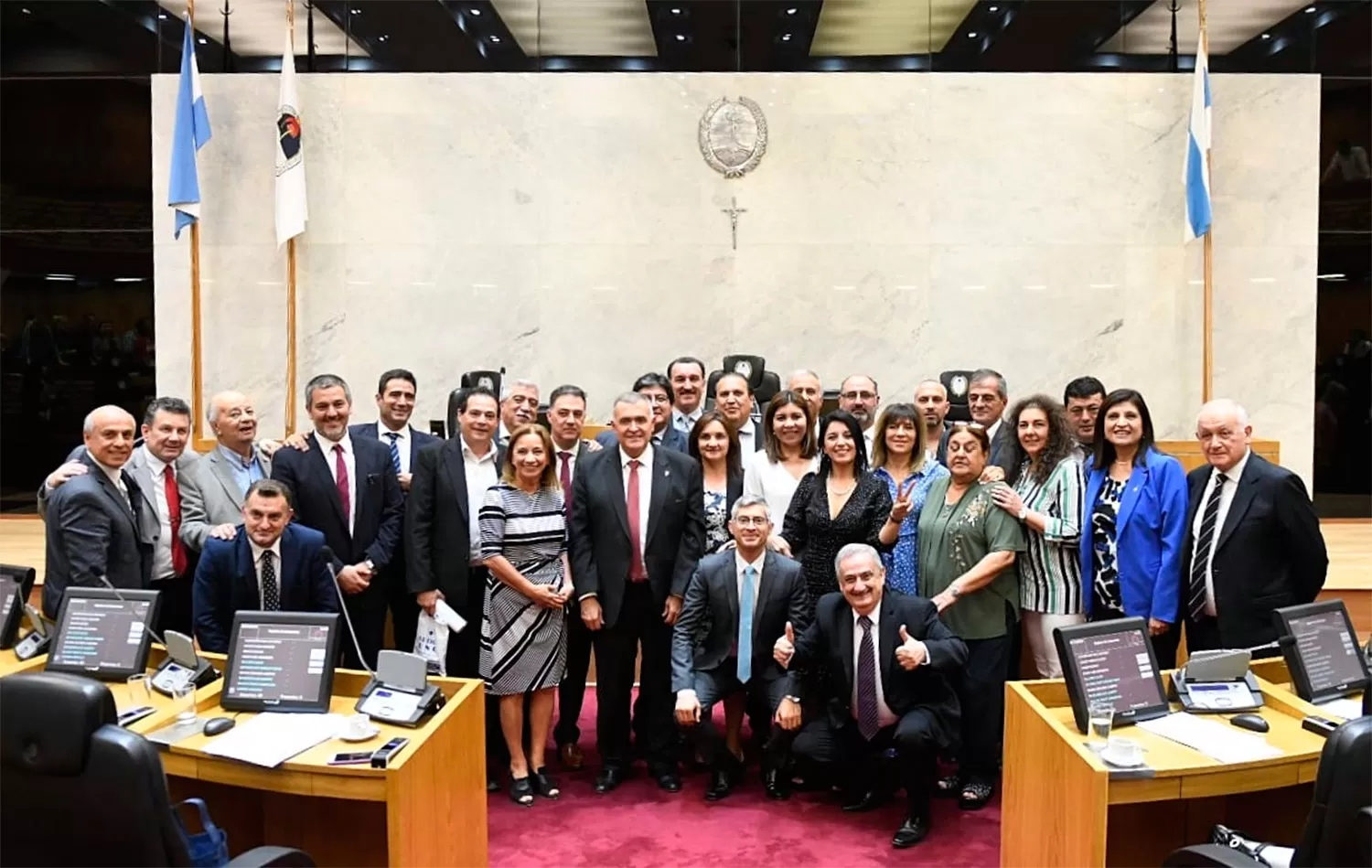 SIN DIFERENCIAS. Opositores y oficialistas posaron este mediodía en el recinto, tras la última sesión de este mandato.