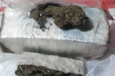 Lucharon contra los vecinos para detener a dos supuestos dealers en La Bombilla