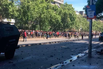 Los chilenos marcharon en Santiago contra el toque de queda y la represión